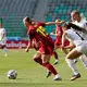 Ihr Eckball leitete das 1:0 ein: Klara Bühl (l). - Bild: Ales Fevzer/dpa