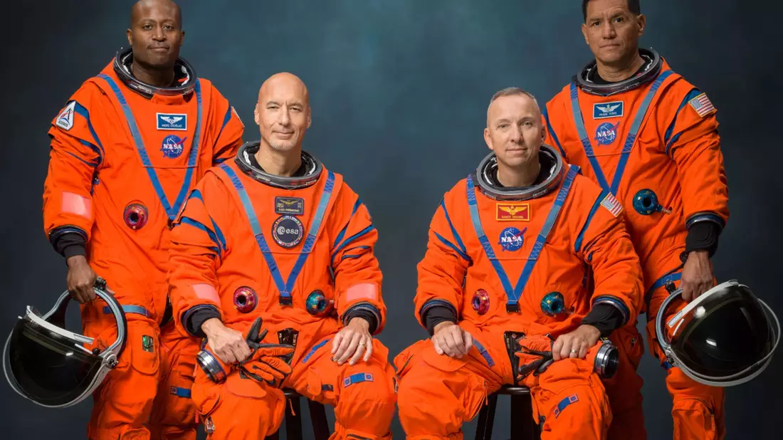Mit zur Crew sollen auch die US-Amerikaner Andre Douglas, Randy Bresnik und Frank Rubio (l-r)  gehören. - Bild: Bill Stafford/NASA/AP/dpa