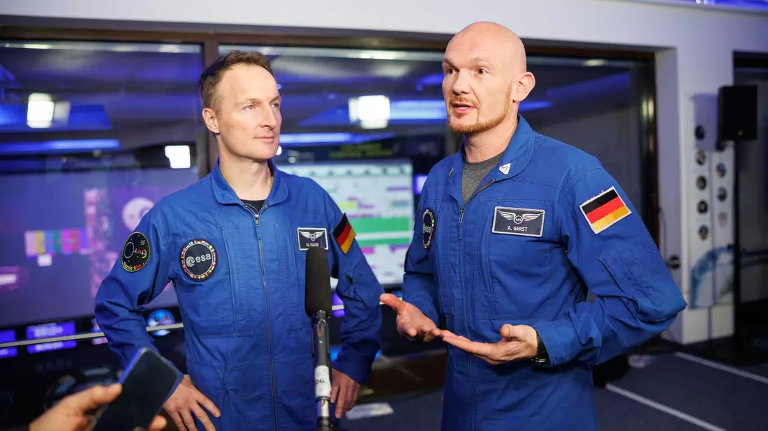 Die beiden deutschen Esa-Astronauten Alexander Gerst und Matthias Maurer (links) hatten mehrfach betont, gern zum Mond fliegen zu wollen. (Archivbild) - Bild: Matthias Balk/dpa