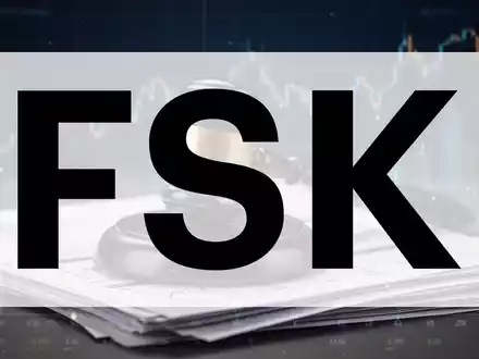 Ein stilisierter Richterhammer ruht auf Finanzdokumenten, im Hintergrund angedeutete Börsencharts, symbolisiert Sammelklagen. - Foto: über boerse-global.de