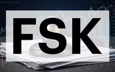 Ein stilisierter Richterhammer ruht auf Finanzdokumenten, im Hintergrund angedeutete Börsencharts, symbolisiert Sammelklagen. - Foto: über boerse-global.de