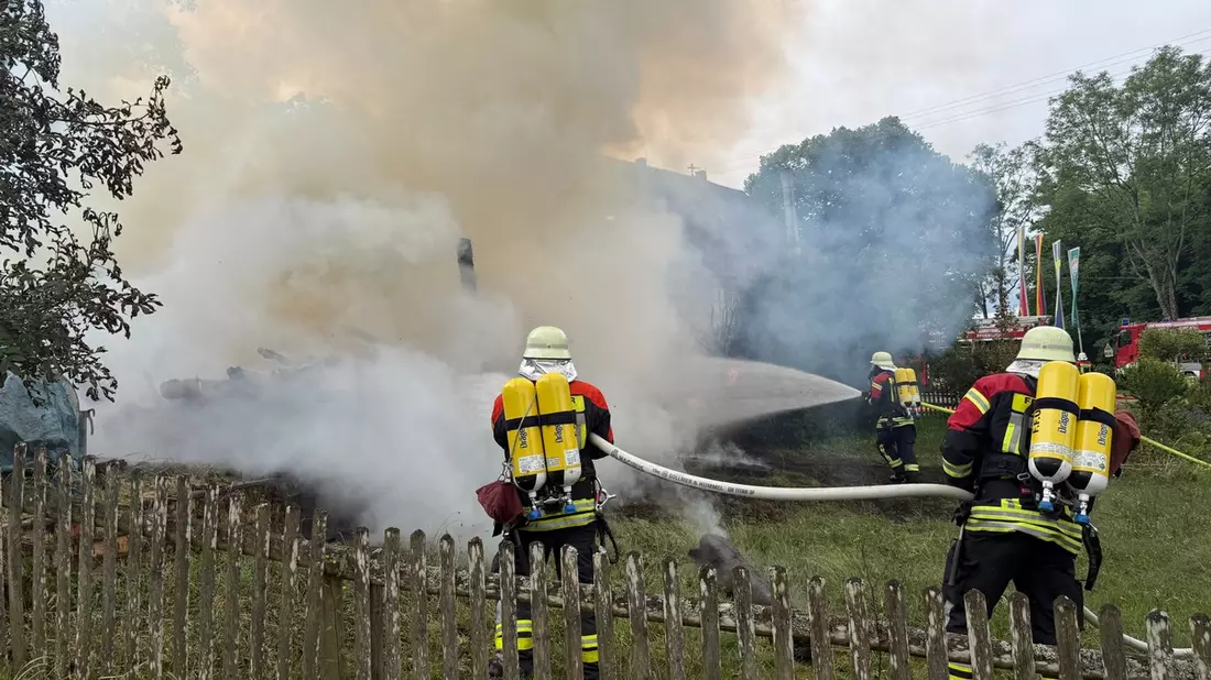 FW Überlingen: Landwirtschaftliche Scheune auf dem Haldenhof (Überlingen) in Vollbrand / Übergreifen der Flammen auf Gaststätte mit Fremdenzimmer verhindert / Keine Personen zu Schaden gekommen - Bild: presseportal.de