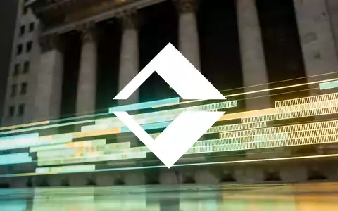 Händlerin an der Börse, LED-Bildschirme mit Diagrammen im Hintergrund - Foto: über boerse-global.de