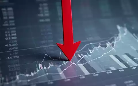 Roter Pfeil zeigt stark nach unten, durchdringt einen unscharfen Finanzchart-Hintergrund. - Foto: über boerse-global.de