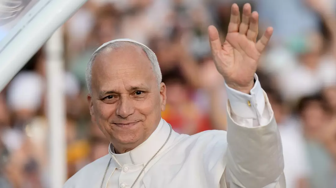 Papst Leo XIV. grüßt die rund 40.000 Teilnehmer einer Vigilie im Olympiastadion in Barcelona. - Bild: Bernat Armangue/AP/dpa