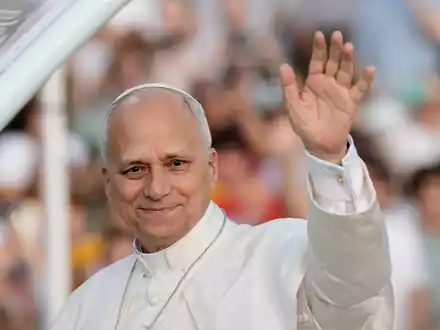 Papst Leo XIV. grüßt die rund 40.000 Teilnehmer einer Vigilie im Olympiastadion in Barcelona. - Foto: Bernat Armangue/AP/dpa