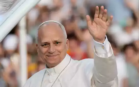 Papst Leo XIV. grüßt die rund 40.000 Teilnehmer einer Vigilie im Olympiastadion in Barcelona. - Foto: Bernat Armangue/AP/dpa