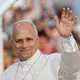 Papst Leo XIV. grüßt die rund 40.000 Teilnehmer einer Vigilie im Olympiastadion in Barcelona. - Bild: Bernat Armangue/AP/dpa