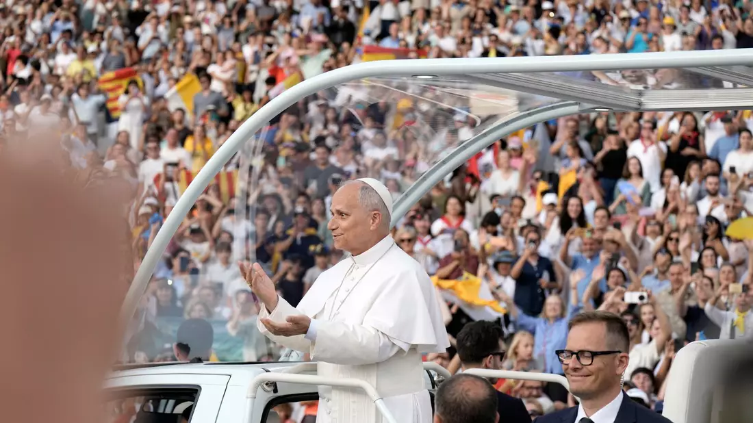 Rund 40.000 überwiegend junge Menschen begrüßten Papst Leo XIV. im Olympiastadion von Barcelona mit Riesenapplaus.  - Bild: Bernat Armangue/AP/dpa