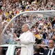 Rund 40.000 überwiegend junge Menschen begrüßten Papst Leo XIV. im Olympiastadion von Barcelona mit Riesenapplaus.  - Bild: Bernat Armangue/AP/dpa