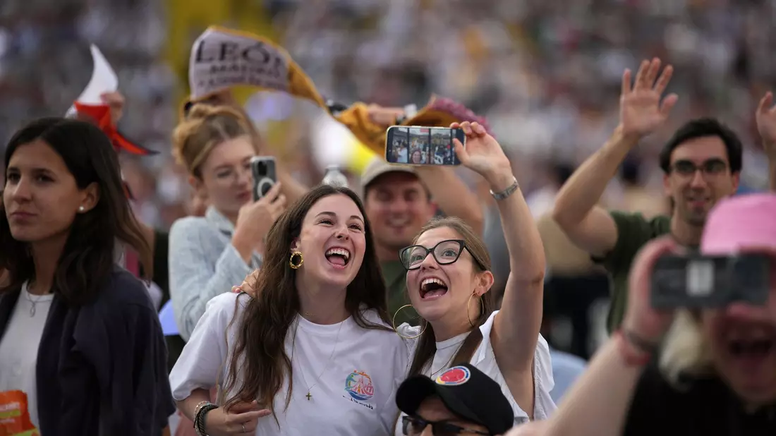 Mit rund 40.000 überwiegend jungen Leuten feierte der Papst am Abend eine Vigilie im Olympiastadion von Barcelona. - Bild: Emilio Morenatti/AP/dpa