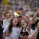 Mit rund 40.000 überwiegend jungen Leuten feierte der Papst am Abend eine Vigilie im Olympiastadion von Barcelona. - Bild: Emilio Morenatti/AP/dpa