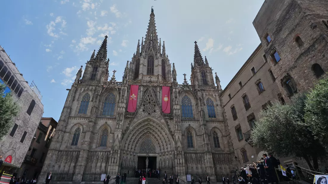 Papst Leo XIV. vor der Kathedrale von Barcelona. - Bild: Alessandra Tarantino/AP/dpa
