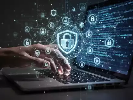 Eine Hand tippt auf einer Laptoptastatur, über die ein komplexes Netz aus digitalen Sicherheitssymbolen und bösartigem KI-Code gelegt ist. - Foto: über boerse-global.de