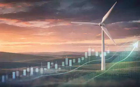 Eine futuristische Windkraftanlage bei Sonnenuntergang mit abstrakten, aufsteigenden Börsendaten im Vordergrund, die erneuerbare Energien und finanzielles Wachstum symbolisiert. - Foto: über boerse-global.de