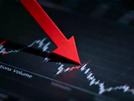 Ein stilisierter roter Abwärtspfeil durchdringt eine Grafik, die das Optionsvolumen darstellt, vor dunklem Hintergrund. - Foto: über boerse-global.de