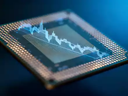 Ein stilisierter Mikrochip mit einem transparenten, abwärts gerichteten Börsenkursdiagramm auf dunklem Hintergrund. - Foto: über boerse-global.de