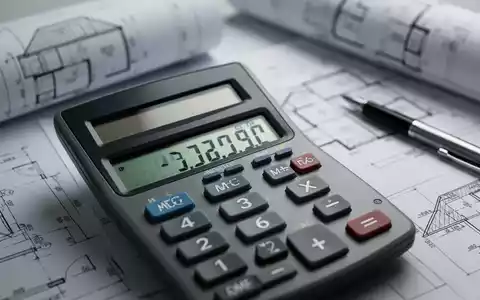 Nahaufnahme eines Taschenrechners mit Finanzzahlen, im unscharfen Hintergrund Baupläne und ein Stift, Fokus auf Steueroptimierung bei Immobilien. - Foto: über boerse-global.de