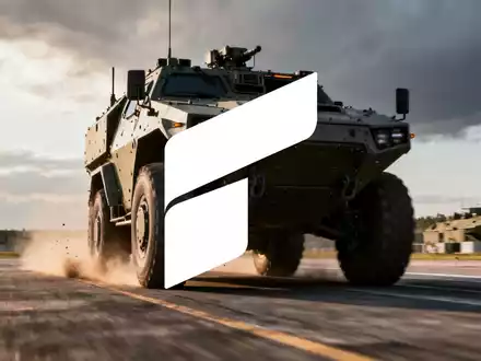 Ein modernes Militärfahrzeug von Rheinmetall, möglicherweise ein gepanzerter Transporter, auf einem Truppenübungsplatz. - Foto: über boerse-global.de