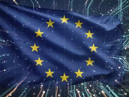 European Union flag with a digital network overlay and abstract technological circuits, representing digital sovereignty and technological independence. - Foto: über boerse-global.de