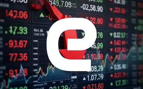 Ein roter Abwärtspfeil vor einem unscharfen Hintergrund eines Börsentickers mit fallenden Zahlen, der einen starken Kursrückgang symbolisiert. - Foto: über boerse-global.de