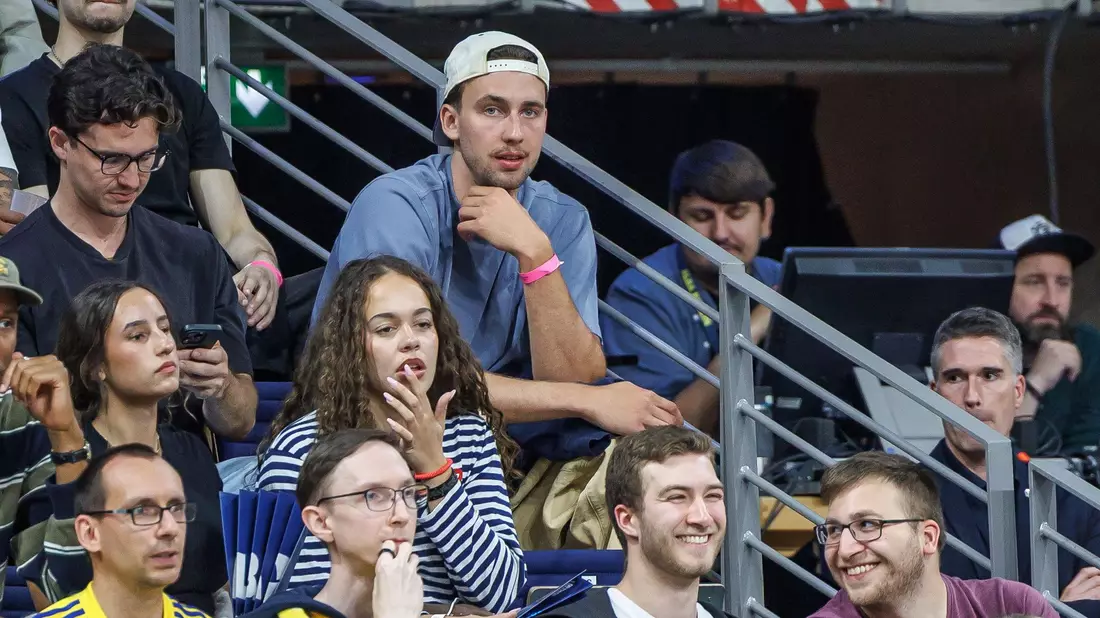 NBA-Star Franz Wagner fieberte mit seinem alten Verein Alba mit - Bild: Andreas Gora/dpa