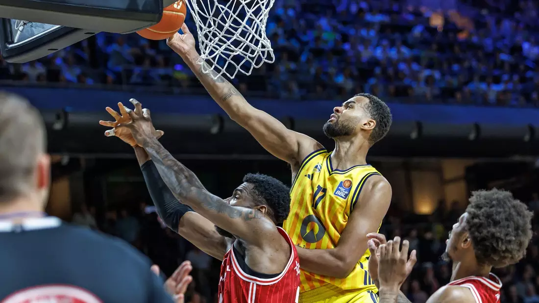 Albas Norris Agbakoko ist unter dem Korb eher am Ball als Bambergs EJ Onu. - Bild: Andreas Gora/dpa