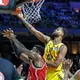 Albas Norris Agbakoko ist unter dem Korb eher am Ball als Bambergs EJ Onu. - Bild: Andreas Gora/dpa