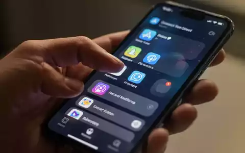 A hand holding an iPhone, with the screen showing app notification settings and icons. - Foto: über boerse-global.de