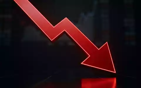 Ein stilisierter, stark abwärts gerichteter roter Pfeil auf dunklem, abstraktem Hintergrund, der einen erheblichen finanziellen Verlust darstellt. - Foto: über boerse-global.de