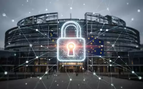 Ein stilisiertes, leuchtendes Vorhängeschloss-Symbol über einem digitalen Netzwerk mit dem Gebäude des Europäischen Parlaments im Hintergrund. - Foto: über boerse-global.de