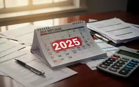 Ein Kalender mit dem Jahr 2025, umgeben von Finanzdokumenten, einem Stift und einem Taschenrechner auf einem Schreibtisch. - Foto: über boerse-global.de