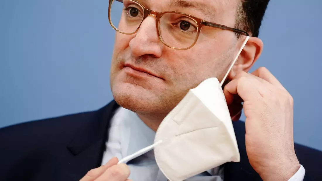 Der damalige Bundesgesundheitsminister Jens Spahn im März 2021 bei einer Pressekonferenz - mit FFP2-Maske, wie es damals üblich war. - Bild: Kay Nietfeld/dpa