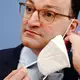 Der damalige Bundesgesundheitsminister Jens Spahn im März 2021 bei einer Pressekonferenz - mit FFP2-Maske, wie es damals üblich war. - Bild: Kay Nietfeld/dpa