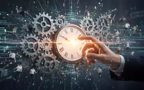 Abstrakte Darstellung von Zeitmanagement mit ineinandergreifenden Zahnrädern, digitalen Datenströmen und einer fokussierten Lichtquelle. - Foto: über boerse-global.de