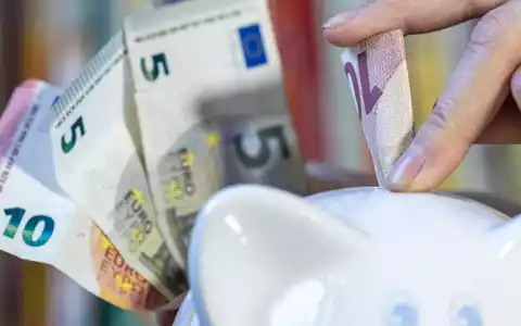 Bei der gestiegenen Inflation verlieren viele Sparer unter dem Strich Geld - erst Recht beim Geldhorten zu Hause - Foto: Hendrik Schmidt/dpa