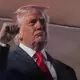 Trump demonstriert Macht. - Bild: Mark Schiefelbein/AP/dpa
