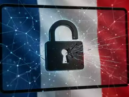 A digital padlock icon on a screen, overlaid with a network grid and subtle French flag colors, symbolizing a government app data breach. - Foto: über boerse-global.de