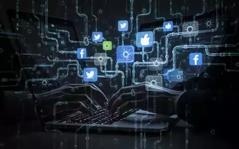 Schattenhafte Hände tippen auf einer Laptoptastatur, mit verzerrten Social-Media-Symbolen und digitalen Malware-Pipelines auf dem Bildschirm. - Foto: über boerse-global.de