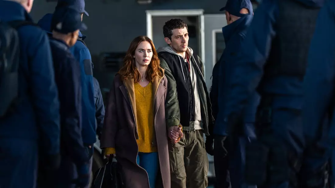 Wettermoderatorin Margaret Fairchild (Emily Blunt) und Cybersicherheitsexperte Daniel Kellner (Josh O'Connor) werden gejagt. - Bild: Niko Tavernise/Universal Pictures/dpa