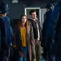 Wettermoderatorin Margaret Fairchild (Emily Blunt) und Cybersicherheitsexperte Daniel Kellner (Josh O'Connor) werden gejagt. - Foto: Niko Tavernise/Universal Pictures/dpa
