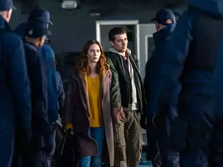 Wettermoderatorin Margaret Fairchild (Emily Blunt) und Cybersicherheitsexperte Daniel Kellner (Josh O'Connor) werden gejagt. - Foto: Niko Tavernise/Universal Pictures/dpa