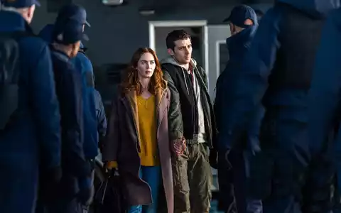 Wettermoderatorin Margaret Fairchild (Emily Blunt) und Cybersicherheitsexperte Daniel Kellner (Josh O'Connor) werden gejagt. - Foto: Niko Tavernise/Universal Pictures/dpa