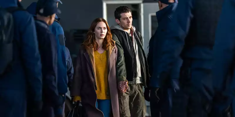 Wettermoderatorin Margaret Fairchild (Emily Blunt) und Cybersicherheitsexperte Daniel Kellner (Josh O'Connor) werden gejagt. - Foto: Niko Tavernise/Universal Pictures/dpa