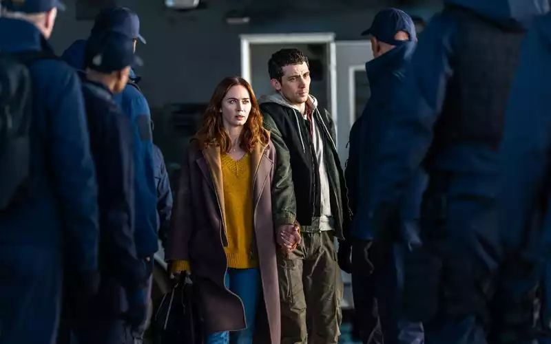 Wettermoderatorin Margaret Fairchild (Emily Blunt) und Cybersicherheitsexperte Daniel Kellner (Josh O'Connor) werden gejagt. - Foto: Niko Tavernise/Universal Pictures/dpa