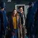 Wettermoderatorin Margaret Fairchild (Emily Blunt) und Cybersicherheitsexperte Daniel Kellner (Josh O'Connor) werden gejagt. - Bild: Niko Tavernise/Universal Pictures/dpa