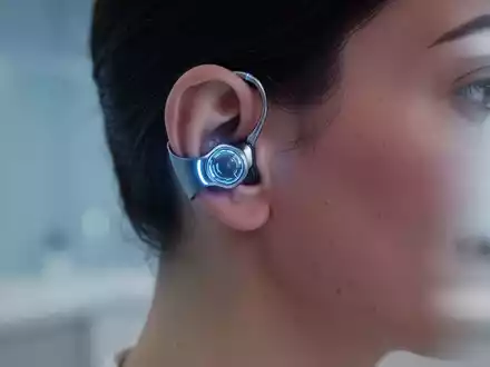 Nahaufnahme eines Ohres mit einem futuristischen Neurostimulationsgerät. Das Gerät ist dezent und leuchtet leicht blau. - Foto: über boerse-global.de