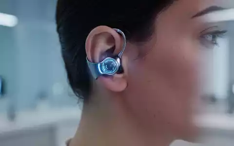 Nahaufnahme eines Ohres mit einem futuristischen Neurostimulationsgerät. Das Gerät ist dezent und leuchtet leicht blau. - Foto: über boerse-global.de