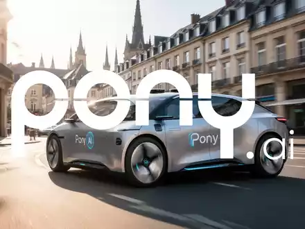 Ein autonomes Fahrzeug von Pony AI fährt auf einer modernen Straße in Luxemburg, mit verschwommener Stadtarchitektur im Hintergrund. - Foto: über boerse-global.de