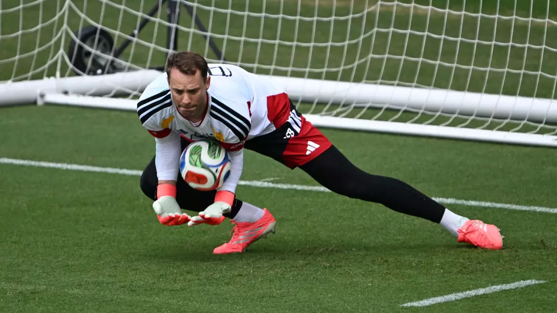 Manuel Neuer packt für sein WM-Comeback im Training richtig zu.  - Bild: Federico Gambarini/dpa